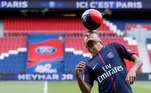 Neymar chegou ao Paris Saint-Germain em agosto de 2017 como a maior transferência da história do futebol mundial, já que os franceses pagaram os 222 milhões de euros da cláusula de rescisão de contrato do brasileiro com o Barcelona. A relação começou bem, como a maioria dos casamentos. Nesta janela de transferências, no entanto, Neymar disse que não pretendia ficar no clube na temporada que começou no último fim de semana, e o clube afirmou que também não pretendia contar com o jogador. O contrato entre as duas partes vai até 2027, por isso, o Al-Hilal vai precisar abrir a carteira também para os franceses