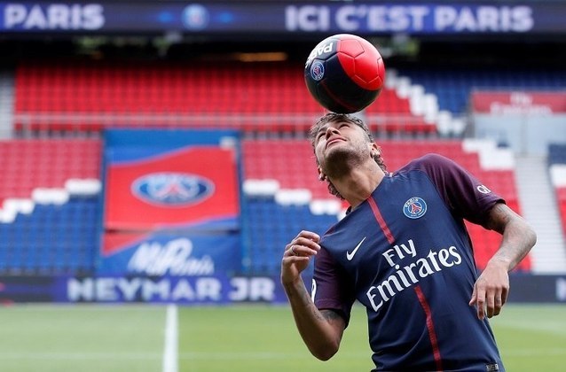 Neymar chegou ao Paris Saint-Germain em agosto de 2017 como a maior transferência da história do futebol mundial, já que os franceses pagaram os 222 milhões de euros da cláusula de rescisão de contrato do brasileiro com o Barcelona. A relação começou bem, como a maioria dos casamentos. Nesta janela de transferências, no entanto, Neymar disse que não pretendia ficar no clube na temporada que começou no último fim de semana, e o clube afirmou que também não pretendia contar com o jogador. O contrato entre as duas partes vai até 2027, por isso, o Al-Hilal vai precisar abrir a carteira também para os franceses