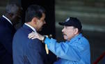 Na última sexta-feira (15), Maduro encontrou colegas da América Latina numa cúpula em Havana, em Cuba. Na foto, um encontro de ditadores: o presidente da Nicarágua, Daniel Ortega, e o chefe da Venezuela, Nicolás Maduro