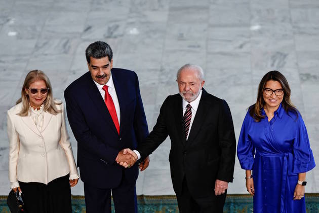 Logo na chegada, Maduro posou com Lula para as fotos oficiais 