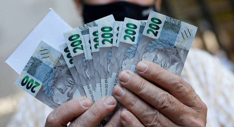 A man holds 200 hundred reais note after Brazil's Central Bank issues the new note in Brasilia, Brazil September 2, 2020. REUTERS/Adriano Machado