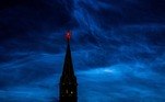 O fenômeno — o tipo de nuvem mais raro de se observar no planeta — iluminou o céu da capital da Rússia e também foi visto sobre a torre do Kremlin