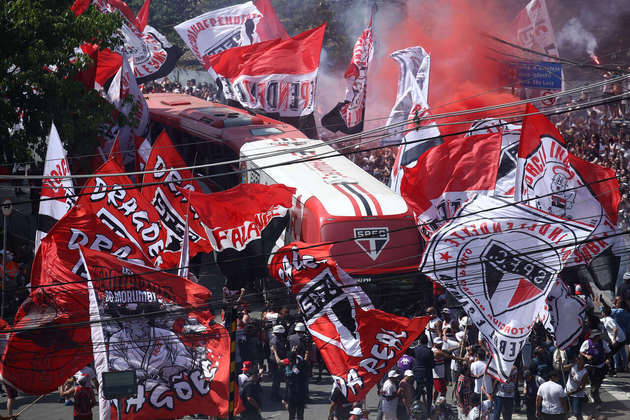 O ônibus do São Paulo chegou ao estádio Morumbi e foi recebido com festa dos torcedores
