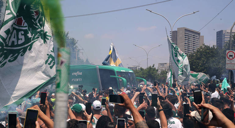 Festa na madrugada: jogadores do Palmeiras são recebidos por torcida no CT