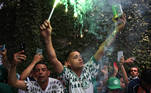 Soccer Football - Copa Libertadores - Palmeiras depart for Uruguay ahead of the Copa Libertadores final - Academia de Futebol Palmeiras Training Centre, Sao Paulo, Brazil - November 24, 2021 Fans with flares as Palmeiras depart ahead of the final REUTERS/Amanda Perobelli
