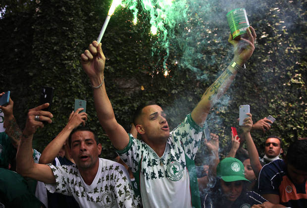 Soccer Football - Copa Libertadores - Palmeiras depart for Uruguay ahead of the Copa Libertadores final - Academia de Futebol Palmeiras Training Centre, Sao Paulo, Brazil - November 24, 2021 Fans with flares as Palmeiras depart ahead of the final REUTERS/Amanda Perobelli
