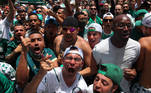 Soccer Football - Copa Libertadores - Palmeiras depart for Uruguay ahead of the Copa Libertadores final - Academia de Futebol Palmeiras Training Centre, Sao Paulo, Brazil - November 24, 2021 Fans react as Palmeiras depart ahead of the final REUTERS/Amanda Perobelli