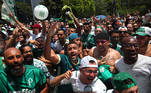 Soccer Football - Copa Libertadores - Palmeiras depart for Uruguay ahead of the Copa Libertadores final - Academia de Futebol Palmeiras Training Centre, Sao Paulo, Brazil - November 24, 2021 Fans react as Palmeiras depart ahead of the final REUTERS/Amanda Perobelli