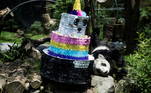 Além das cores, o bolo falso tinha três andares e representava o rostinho de um panda no topo