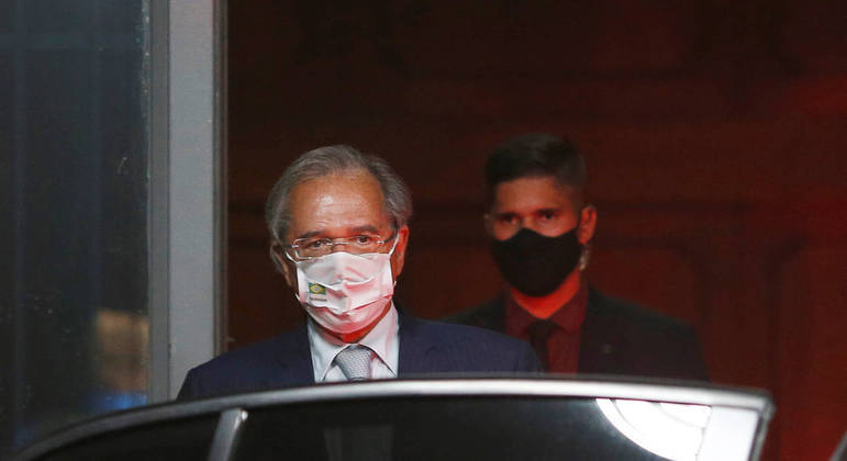 Ministro Paulo Guedes na saída do ministério após denúncias dos Pandora Papers