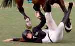 Tokyo 2020 Olympics - Modern Pentathlon - Women's Riding - Tokyo Stadium - Tokyo, Japan - August 6, 2021. Ieda Guimaraes of Brazil falls from her horse during the competition REUTERS/Ivan Alvarado SEARCH 'OLYMPICS DAY 15' FOR TOKYO 2020 OLYMPICS EDITOR'S CHOICE, SEARCH 'REUTERS OLYMPICS TOPIX' FOR ALL EDITOR'S CHOICE PICTURES.TPX IMAGES OF THE DAY