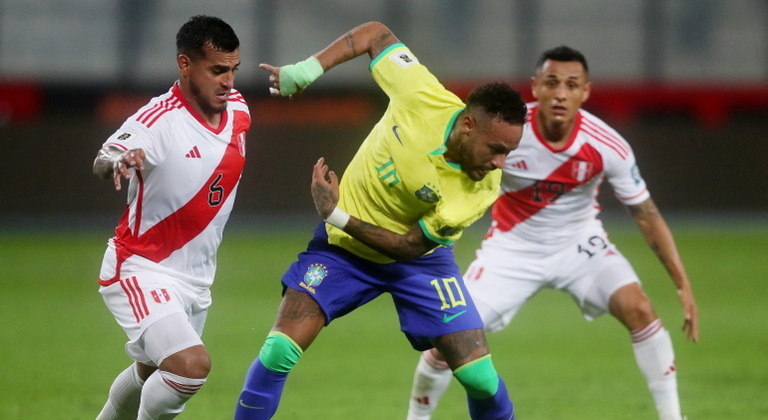 Muito marcado, Neymar sofreu na partida