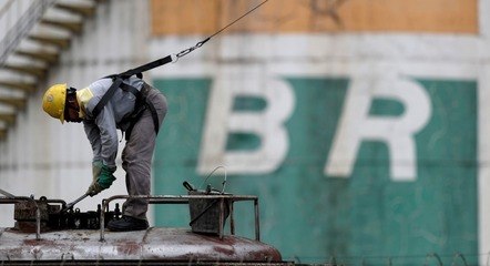 Funcionário da Petrobras trabalha em tanque de óleo