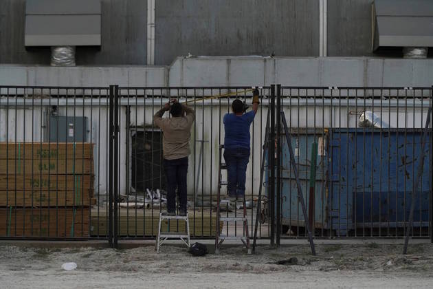 Eles dizem que as altas taxas de lesões refletem um local de trabalho caótico. Funcionários mal treinados e cansados ignoravam rotineiramente os procedimentos básicos de segurança, enquanto corriam para cumprir os prazos agressivos de Musk para missões espaciais