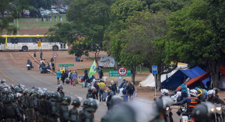 Manifestantes acampados em frente ao Quartel-General do Exército em Brasília