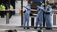 Homem esfaqueia policiais no centro de Londres, mas autoridades descartam ato terrorista 