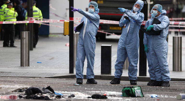 Peritos vasculharam a área em que um suspeito atacou policiais com faca em Londres
