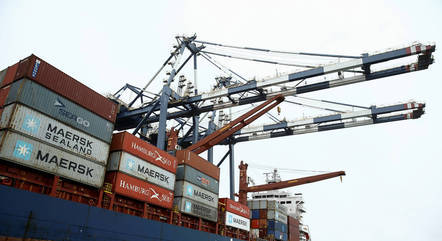 Volume de exportações encolheu 15,6% em novembro
