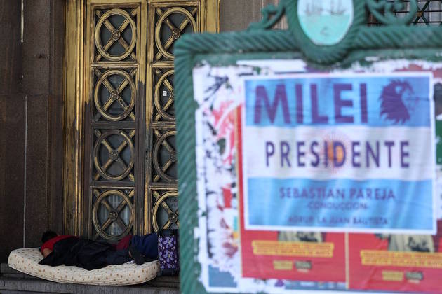Para enfrentar essa crise, Milei prometeu medidas drásticas, como o corte do gasto público, redução do Estado e estímulo ao modelo liberal em um país acostumado, há anos, com subsídios do governo de déficit fiscal