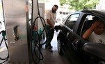 Carro sendo abastecido com gasolina em um posto de combustíveis no Rio de Janeiro REUTERS//File Photo