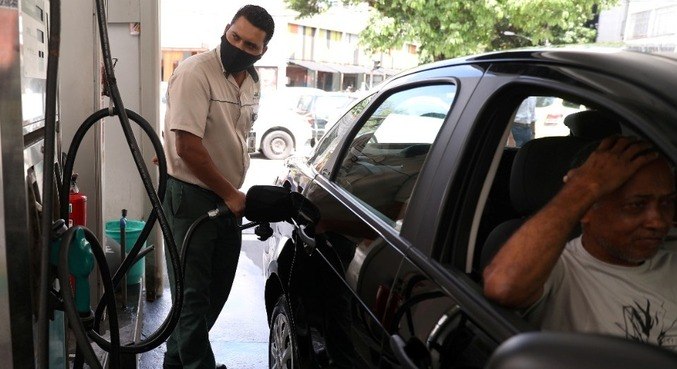 Consumo de combustível foi reduzido ou cortado por 30% dos brasileiros