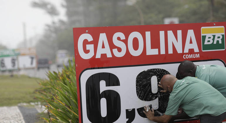 Funcionários mudam preço de combustível em posto de Brasília