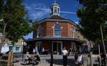 A cidade evita um projeto urbanístico uniforme. Poundbury é uma mistura deliberada de estilos arquitetônicos, todos voltados para o passado: formas renascentistas gregas, arcadas romanas e ornamentação de paládio. Em relação à sustentabilidade, a comunidade é alimentada em parte por gás renovável de uma usina de digestão anaeróbica construída nas proximidades. Algumas das casas também incluem telhados de ardósia solar e 'casinhas' de pássaros embutidas