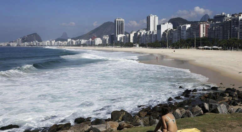 Permanências nas praias do Rio está proibida