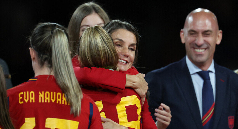 Na final da Copa do Mundo Feminina, ele se sentou ao lado da rainha da Espanha, Letizia, e da herdeira do trono, Sofia, de apenas 16 anos. Na comemoração do título, ainda no camarote, Rubiales fez gestos obscenos mesmo estando ao lado das mulheres da realeza espanhola