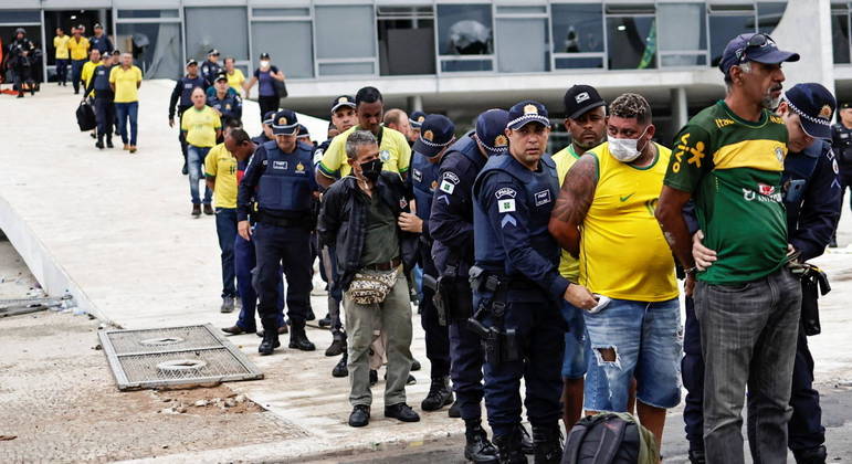 Homens são presos após invadir as sedes dos Três Poderes, em Brasília