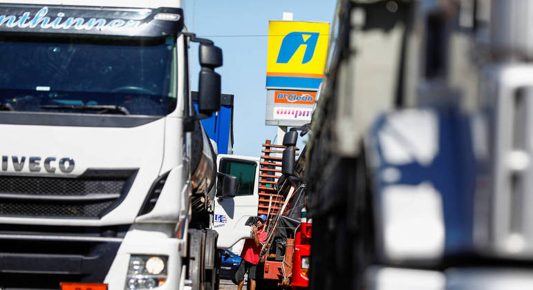 Grupo de caminhoneiros bloqueia a BR-101, no Rio Grande do Sul, em apoio a Bolsonaro