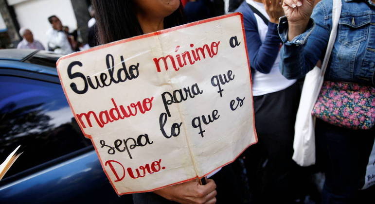 Manifestantes pedem: "Salário mínimo para Maduro para que ele saiba como é duro"