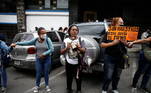 Professores protestam por melhores salários em Caracas, capital da Venezuela, no final de fevereiro. Se antes os profissionais da categoria conseguiam comprar comida no país, agora, com a inflação galopante, docentes sofrem para fazer todas as refeições do dia