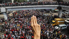 Entenda o smbolo de 3 dedos usado nos protestos em Mianmar