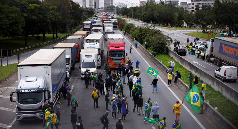 Manifestantes bloqueiam a marginal Castelo Branco, em São Paulo