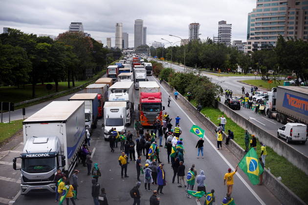 Supporters of Brazil's President Jair Bolsonaro partially block the Castelo Branco highway, as they protest over Bolsonaro's defeat in the presidential run-off election, in Barueri, Brazil November 2, 2022. REUTERS/Amanda Perobelli
