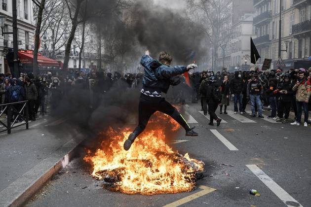 A França passa por uma greve nacional contra a reforma proposta pelo governo. A principal mudança é a alteração da idade mínima para se aposentar, de 62 para 64 anos
