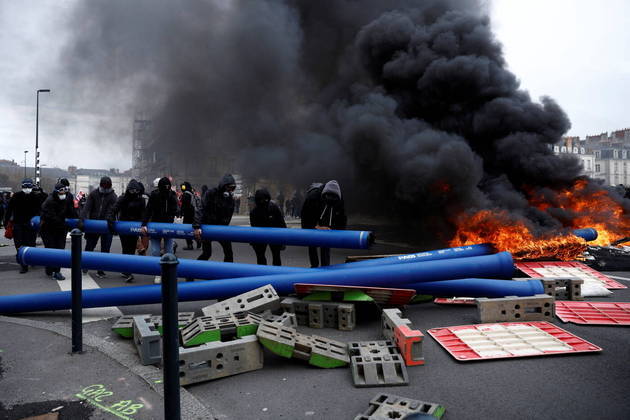 Nantes, no noroeste do país, é um dos focos dos protestos mais violentos. Pessoas mascaradas montaram uma barricada com diversos objetos e atearam fogo no décimo dia consecutivo de atos