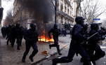 Em Paris, os manifestantes também enfrentaram a polícia por causa da reforma da previdência de Macron