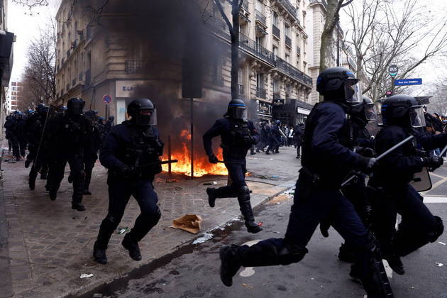 Em Paris, os manifestantes também enfrentaram a polícia por causa da reforma da previdência de Macron