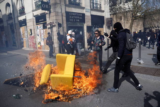 As lixeiras são alvo dos manifestantes, que também queimam sofás e tudo o que encontram pela frente. O protesto ganhou força depois que o governo aprovou a reforma previdenciária sem votação completa do Parlamento, ao usar um artigo da Constituição incomum 