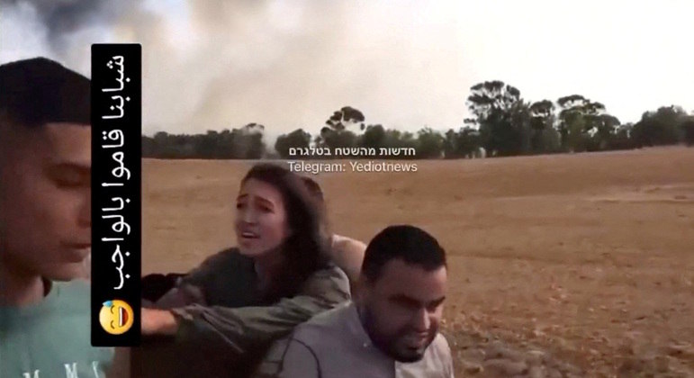 Jovem sequestrada pelo Hamas no sábado (7), quando os terroristas invadiram Israel
