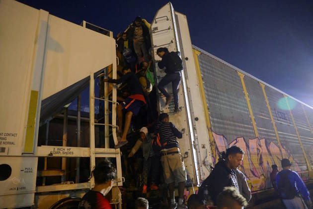 No estado de Chihuahua, no México, os migrantes também se abarrotam no transporte férreo para chegarem à Ciudad Juarez, na luta pelo 
