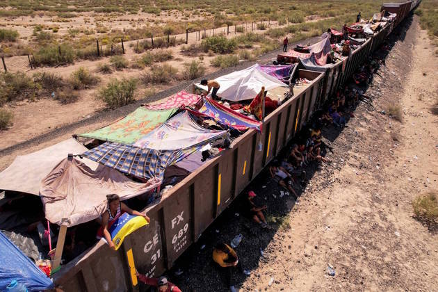 Por lá, das situações pela qual eles passam é acampar, com cabanas, em trens. O governo local disse que está 