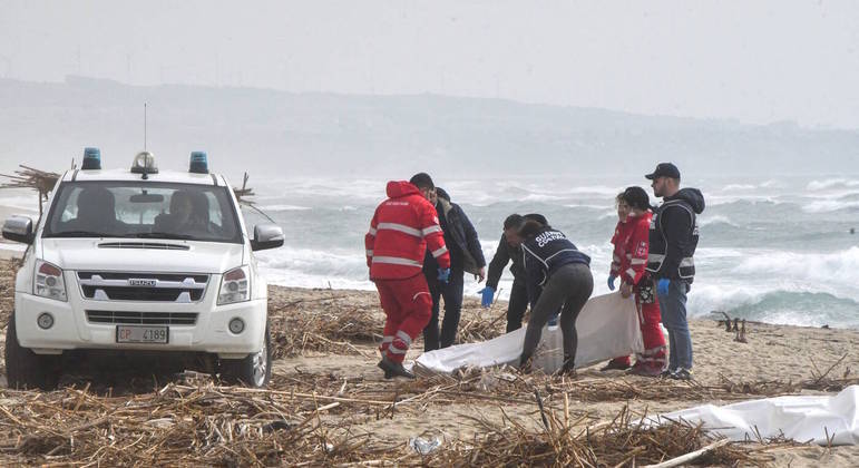 Catástrofe no mar perto da costa italiana deixou quase 60 mortos, e o número deve subir
