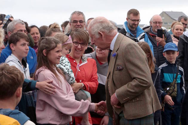 Em um primeiro momento, quando Charles assumiu o trono, não se sabia como ele iria desempenhar a função de rei do Reino Unido. A rainha Elizabeth era muito popular entre os britânicos, e havia o receio de que o povo torcesse o nariz em relação a Charles. Felizmente para ele, não foi isso o que aconteceu. Embora Charles seja menos amado que a falecida rainha ou o príncipe William, a popularidade do rei cresceu. Uma pesquisa do Yougov aponta que 55% dos britânicos têm uma opinião positiva sobre o soberano, em comparação com 44%, percentual de um ano atrás