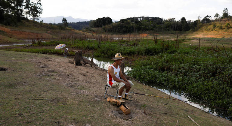Em Piracaia, no interior, onde antes havia pesca, hoje há mato com a seca do Cantareira