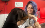 Nora Lifshitz, claro, adora brincar com os pets que conseguiu salvar. Nesta foto, ela ganha o carinho de um cachorro na clínica para animais resgatados para onde leva os bichos