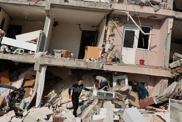 Nesta terça-feira, as autoridades turcas e sírias, incluindo os rebeldes que dominam áreas deste país, confirmaram mais de 5.000 mortes por causa do tremor mais letal da história da Turquia desde 1939