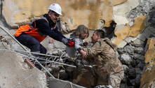 Vídeos mostram resgate de crianças em meio a poeira e concreto na Turquia